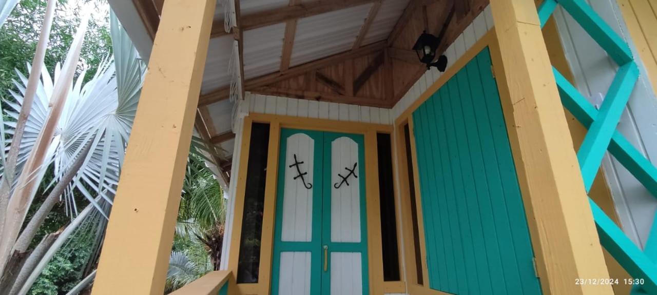 South West Bay Hotel Yellow Home Providencia Isla מראה חיצוני תמונה