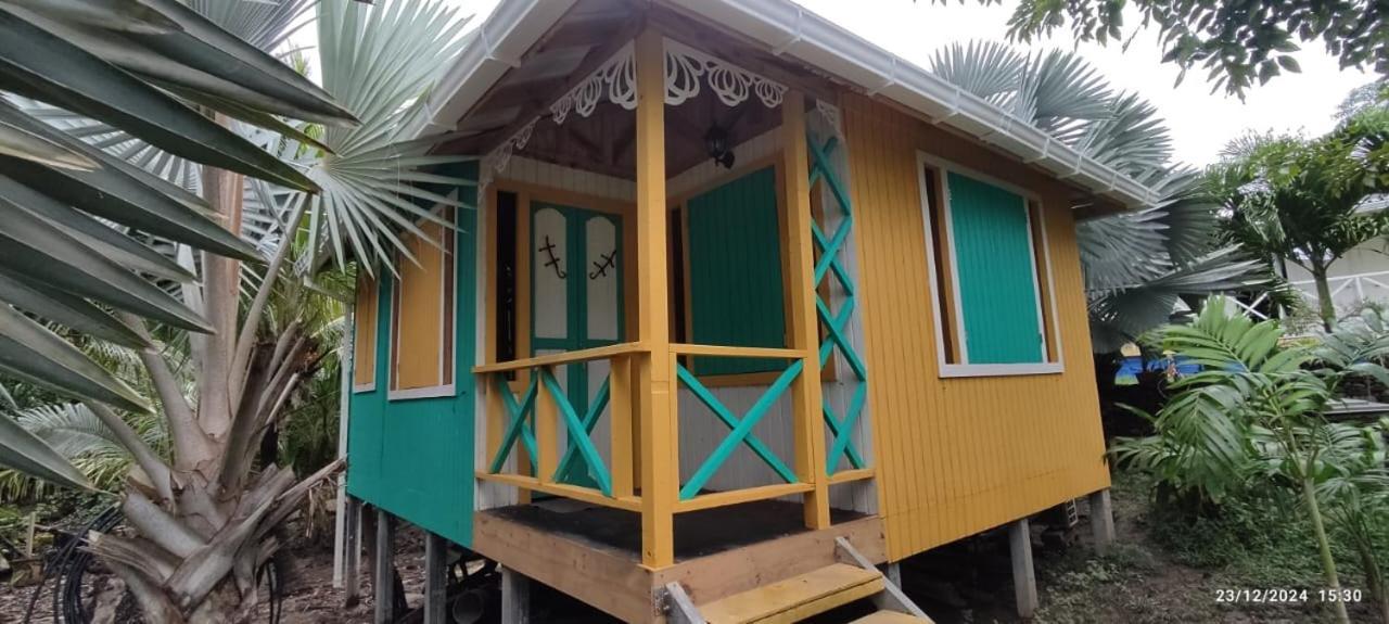 South West Bay Hotel Yellow Home Providencia Isla מראה חיצוני תמונה