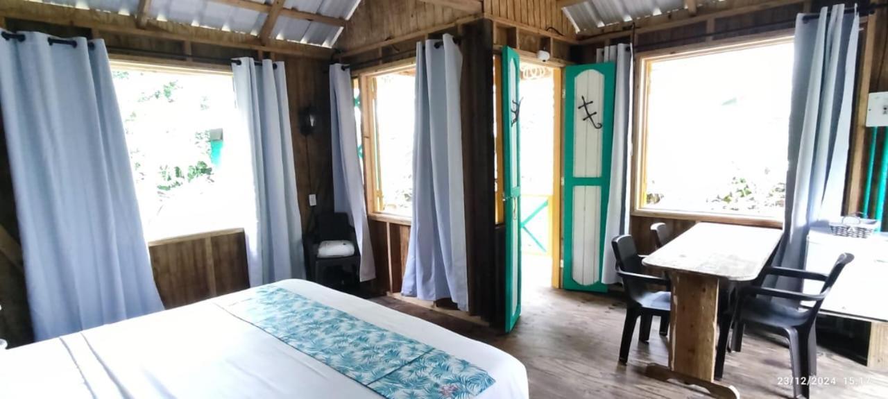 South West Bay Hotel Yellow Home Providencia Isla מראה חיצוני תמונה